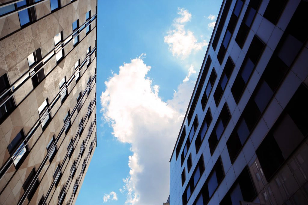 clous between buildings - best cloud apps